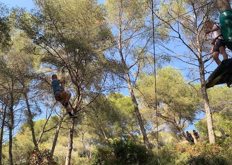 Ein Junge fährt mit der Seilbahn während der Sprachferien Spanien