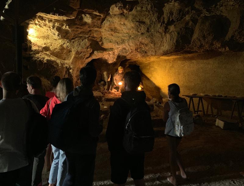 Jugendliche sind auf Sprachreise Spanien günstig in einer Höhle