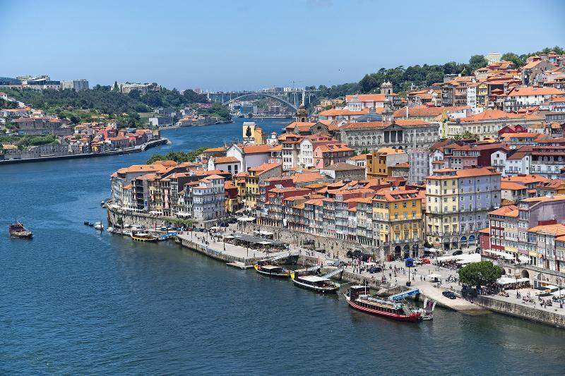 Viele Häuser am Rand von einem breiten Fluss auf Sprachreise Portugal