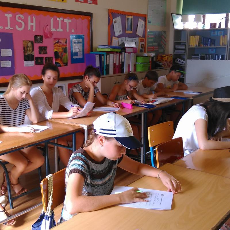 Teilnehmer der Sprachreise Sommer lernen in einem Klassenraum