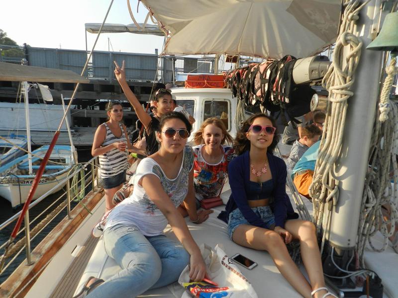 Teilnehmer sitzen auf ihrer Jugendreise Sommer auf einem Boot