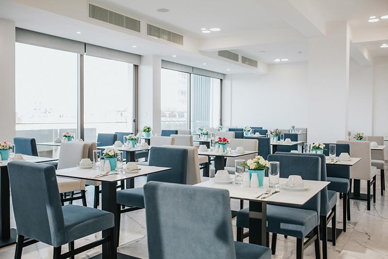 Stühle und Tische stehen in der Cafeteria auf Jugendreise Sommerferien 