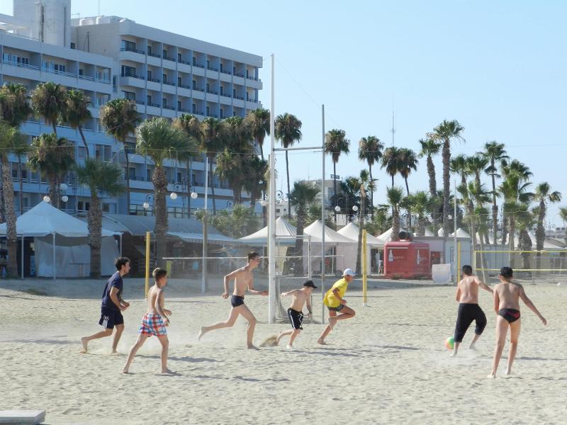 Jungs spielen Beachvolleyball auf Jugendreise Sommerferien