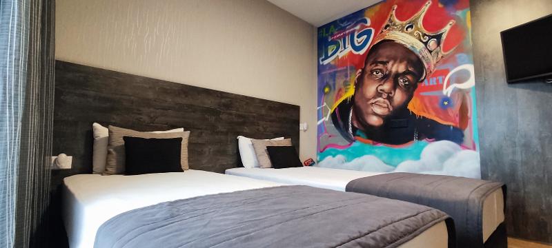 Im Schlafzimmer der Jugendreise stehen zwei Betten