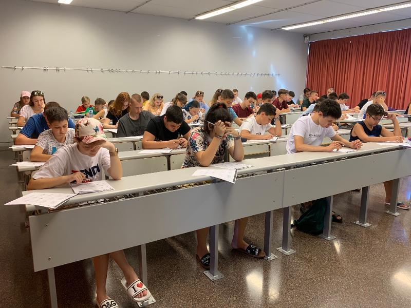 Viele Schüler sitzen auf Sprachreise Spanien in einem großen Hörsaal