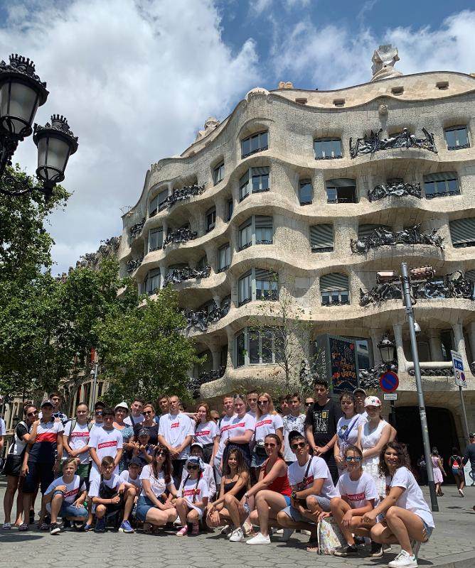 Eine Gruppe von Schülern steht vor einem großen Haus auf Sprachreise Spanien Jugendreise
