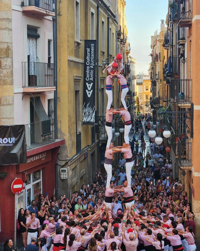 Künstler bauen Turm aus Menschen auf Sprachreise Spanien Jugendreise