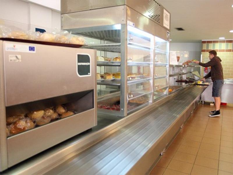 Ein Schüler bedient sich am Buffet auf Sprachreise portugiesisch