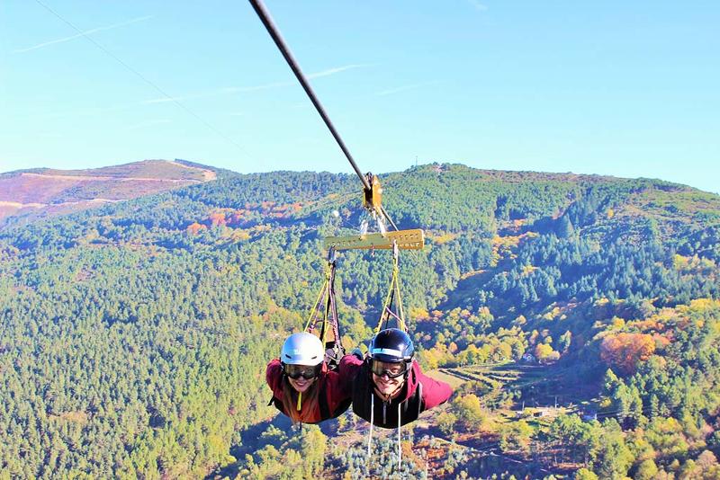 Zwei Teilnehmer der Jugendreise ab 18 fahren mit einer Seilbahn