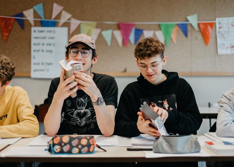Helft euch im Ferienprogramm für Teenager gegenseitig