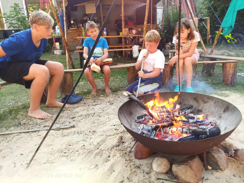 Das Essen im Survivalcamp wird über einem Lagerfeuer zubereitet