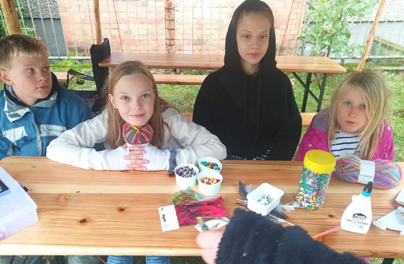 Kinder des Sportlagers basteln gemeinsam