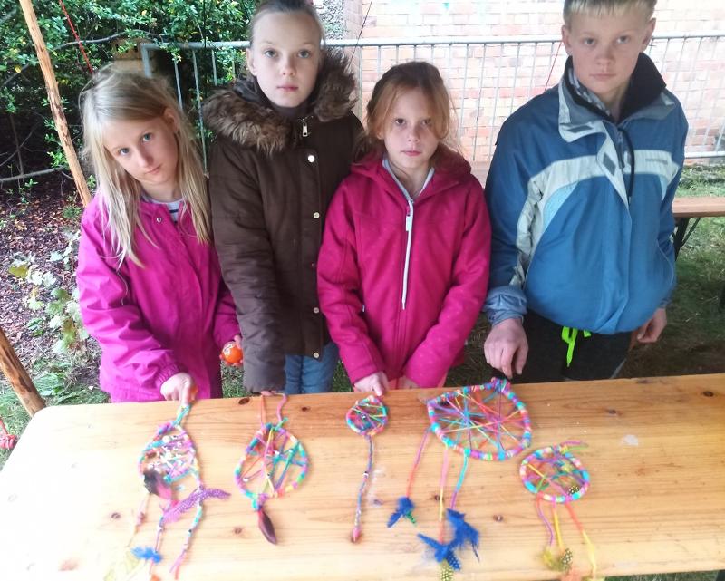 Im Sportlager basteln die Kinder zusammen
