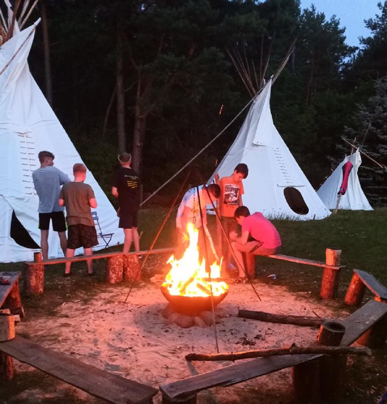 Abends sitzen die Kinder im Survivalcamp am Lagerfeuer