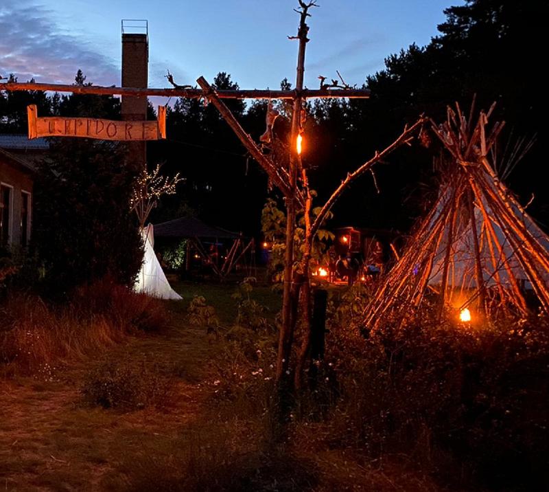 Das Survival Camp leuchtet bei Nacht