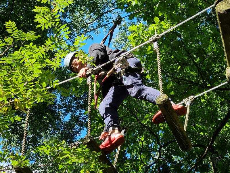 Kids des Ferienangebots Sachsen-Anhalt gehen klettern