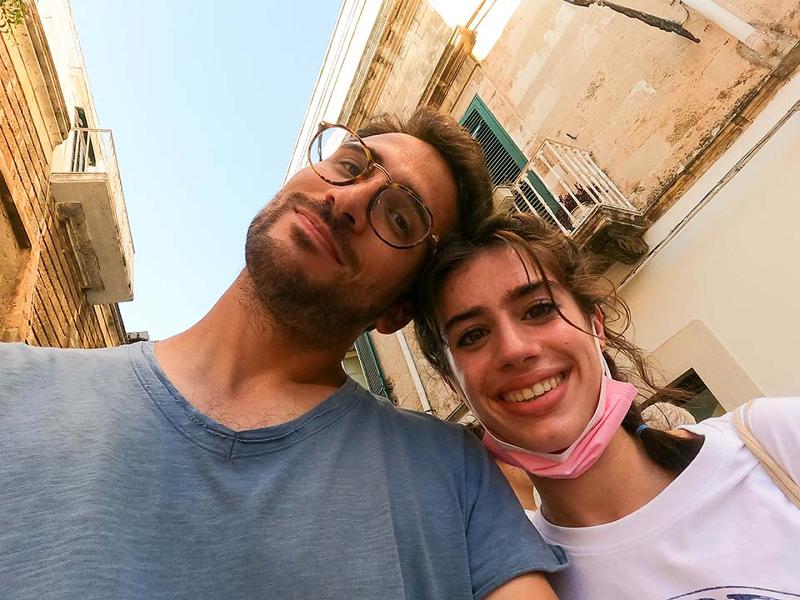 Freunde lächeln während ihrer Sprachreise Italien in die Kamera
