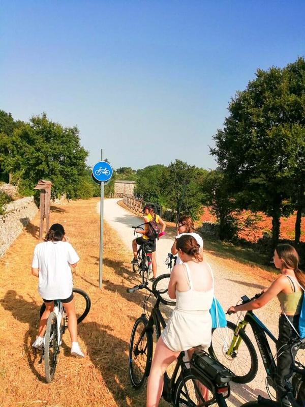 Jugendliche unternehmen eine Fahrradtour während ihrer Sprachreise Italien