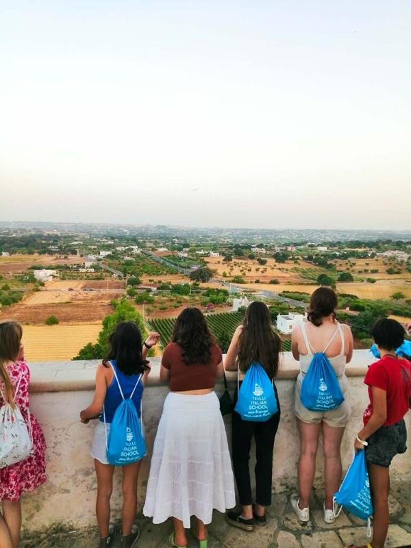 Teilnehmer der italienisch Sprachreise genießen die Aussicht auf das Land