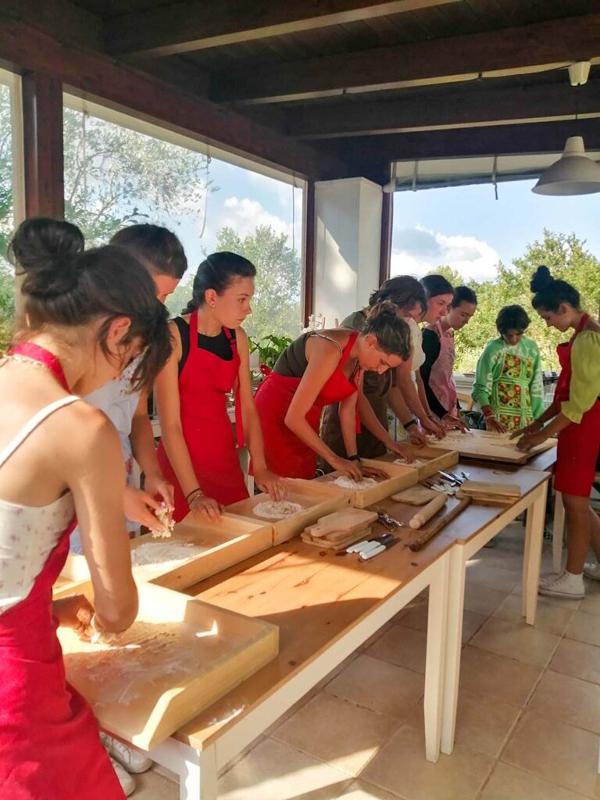 Jugendliche kochen gemeinsam auf Italien Sprachreise