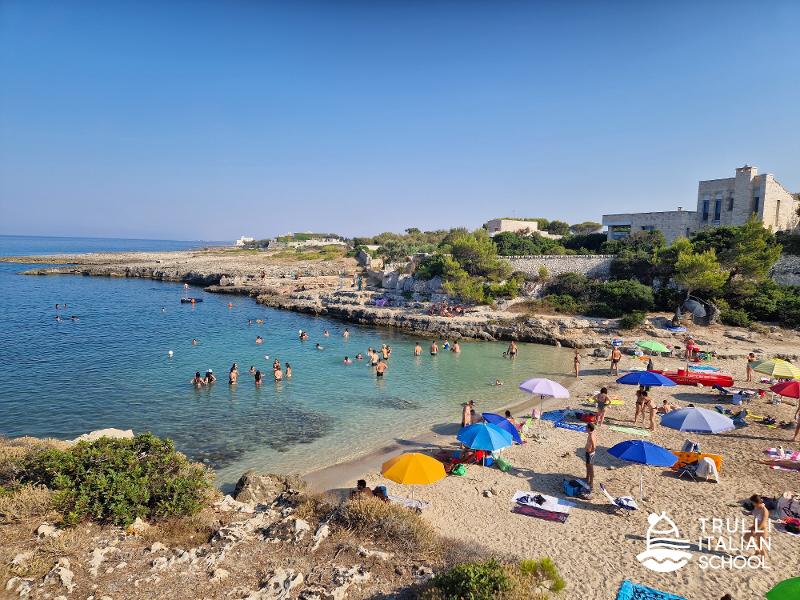 Jugendliche baden auf Schülersprachreise Italien im blauen Meer