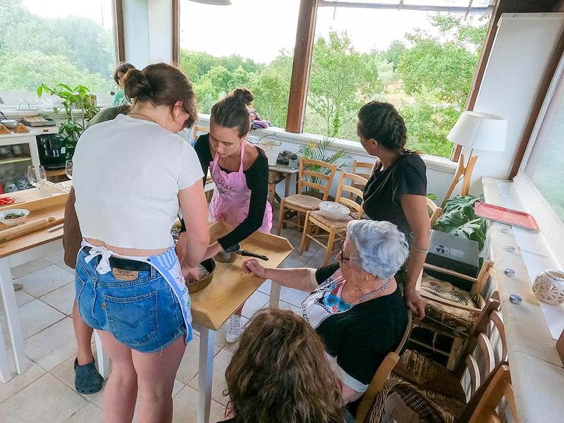 Die Jugendlichen lernen auf Sprachreise Italien von einer alten Frau kochen