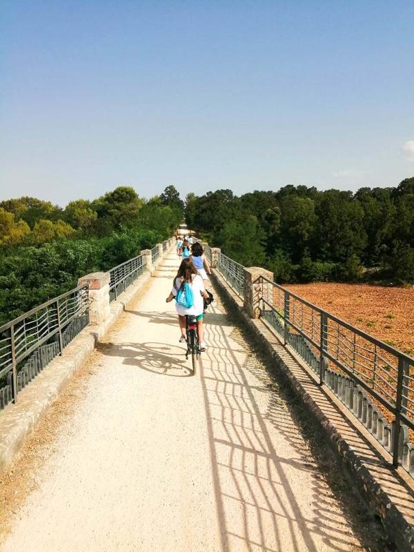 Während einer Fahrradtour auf Sprachreise Italien fahren die Teilnehmer über eine Brücke