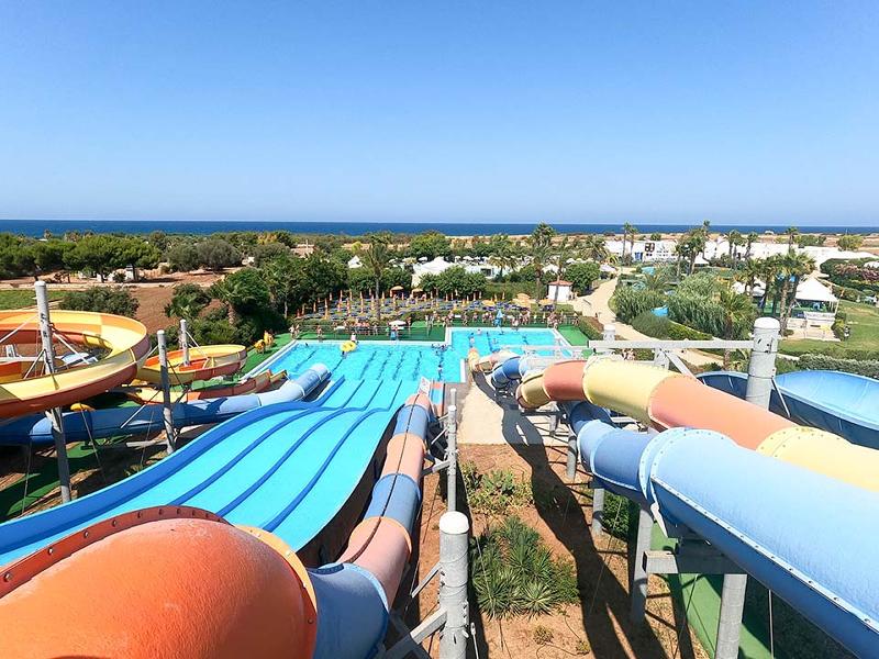 Bei einer Sprachreise Italien Schüler ist ein riesiger Wasserpark mit Rutschen zu sehen