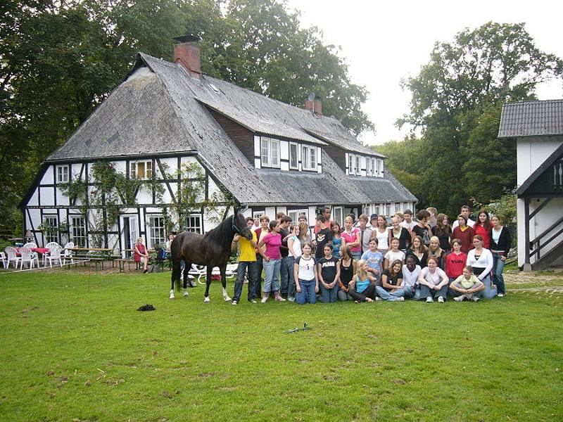 Gruppenfoto bei Lüneburger-Heide Reiturlaub vor den Stallungen