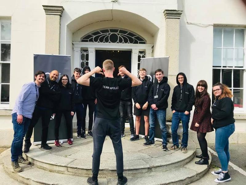Betreuer vor der Schule auf der Schülersprachreise Dublin