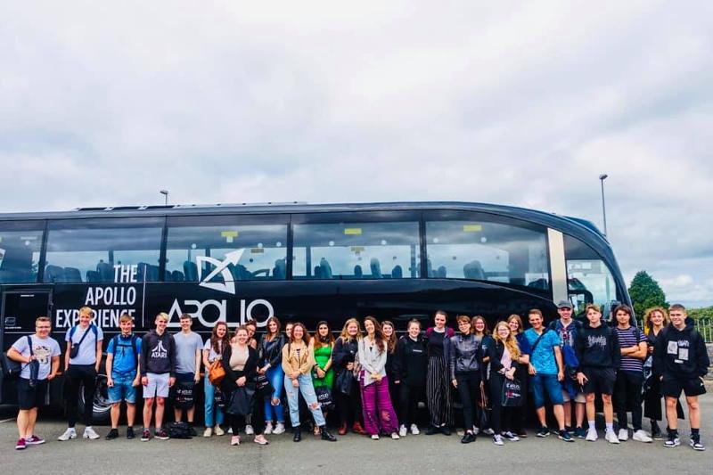 Eine Schülergruppe steht vor dem Schulbus auf der Sprachreise Irland