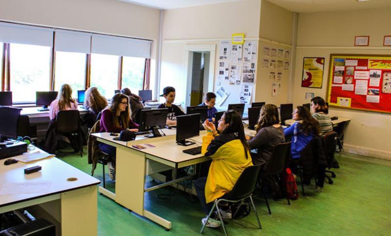 Schüler sind im Computerlabor auf der Dublin Sprachreise