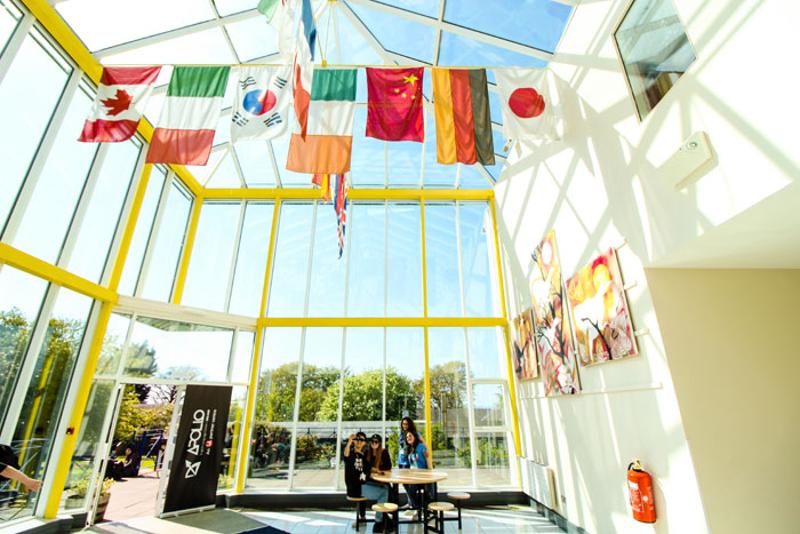 Schüler stehen im großen Schulfoyer auf der Irland Sprachreise