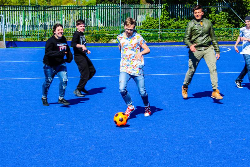 Jungs beim Fußballspielen auf der Sprachreise nach Dublin
