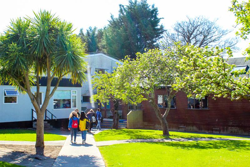 Schüler laufen über das Schulgelände während der Sprachreise Irland Dublin