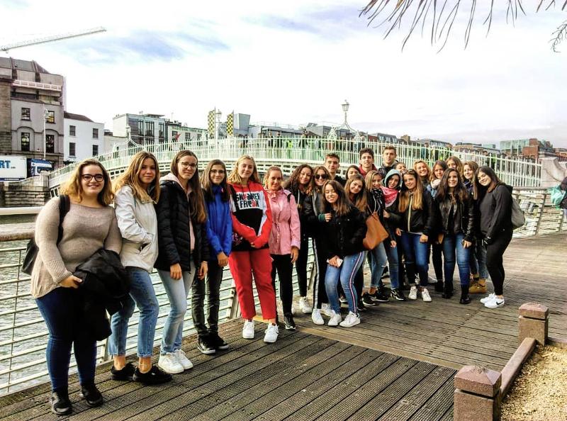 Eine Gruppe von Schülern macht einen Ausflug durch die Stadt auf Sprachreise Irland
