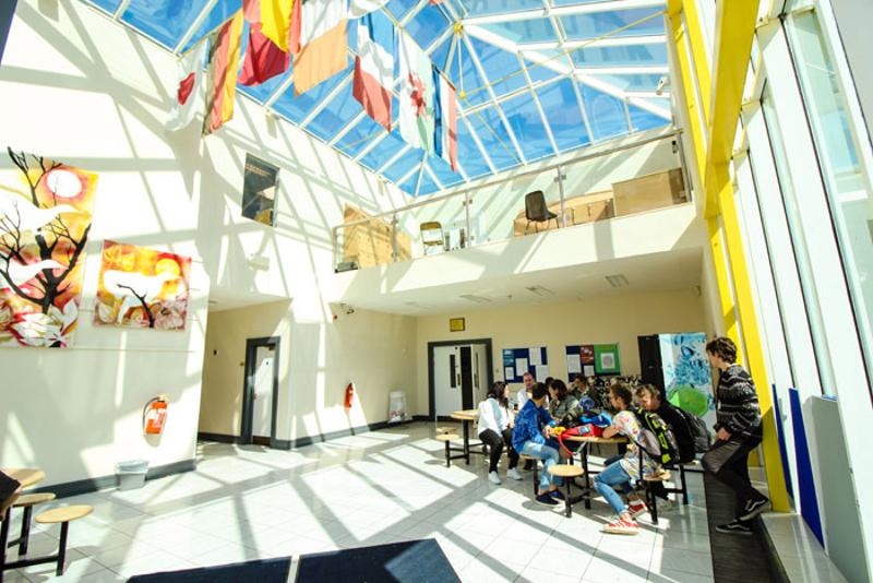 Eine Sitzgruppe in der Schule im Sprachurlaub Dublin