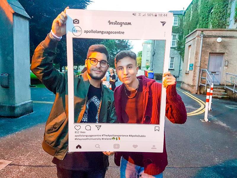 Jungs halten einen Rahmen von Instagram auf Sprachreise Irland Dublin
