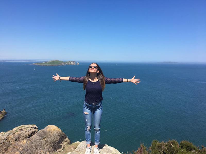 Ein Mädchen posiert an den Klippen von Moher während einer Sprachreise nach Dublin