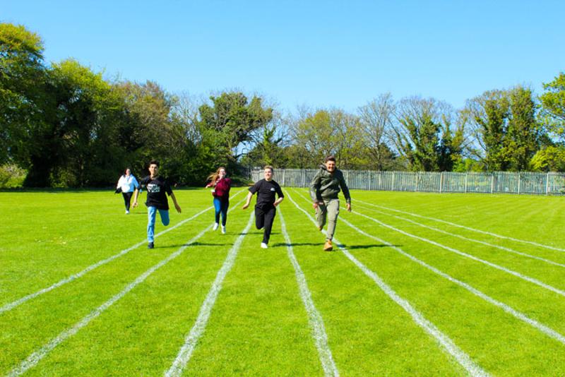 Jugendliche machen Sport im Sprachurlaub Dublin