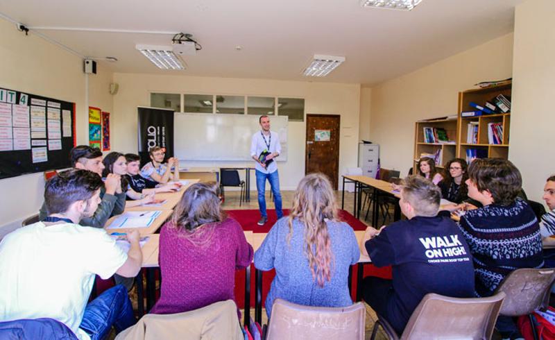Ein Lehrer unterrichtet die Teilnehmer der Schülersprachreise Dublin