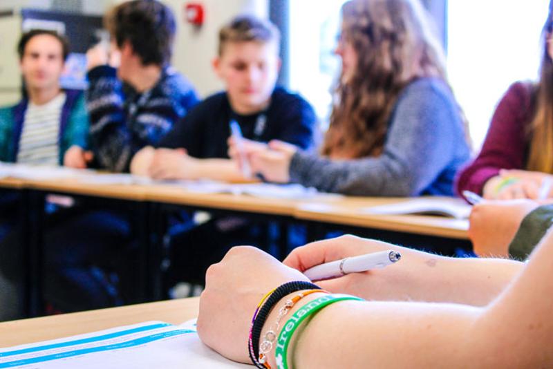 Schüler schreiben im Unterricht auf Dublin Sprachreise