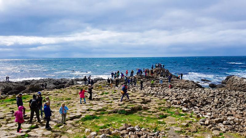 Schüler unternehmen einen Ausflug an die Klippen von Moher auf Sprachreise Irland