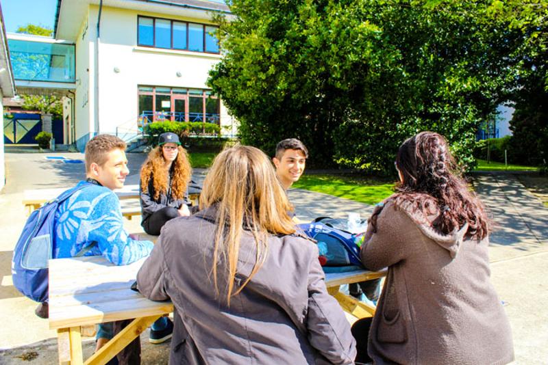 Schüler machen Pause auf Dublin Sprachreise
