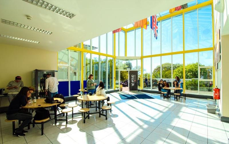 Teilnehmer der Sprachreise Irland sitzen im Schulfoyer