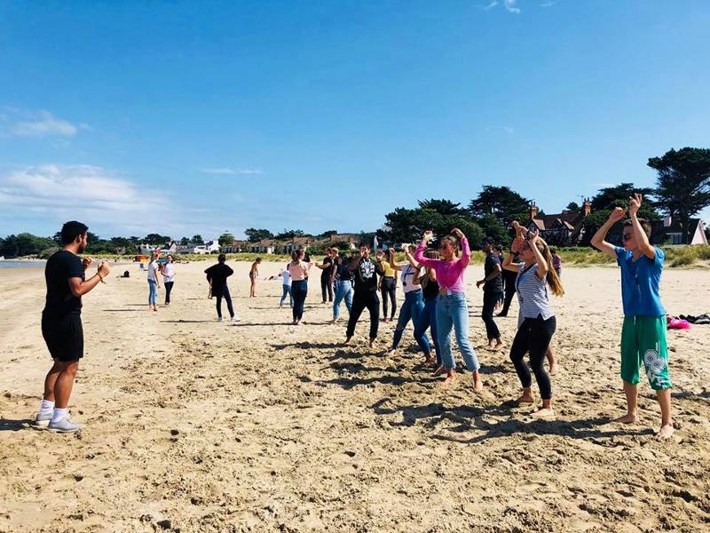 Teilnehmer machen Fitness am Strand auf Irland Sprachreise 