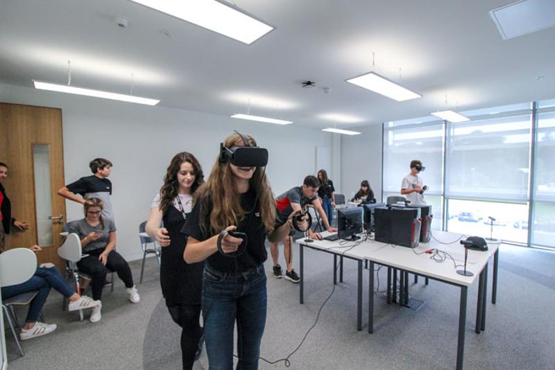 Der Unterricht im Sprachurlaub Dublin findet auch mal mit VR-Brillen statt