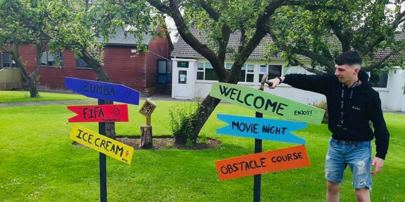 Viele Wegweiser stehen im Schulgarten auf Sprachreise Irland
