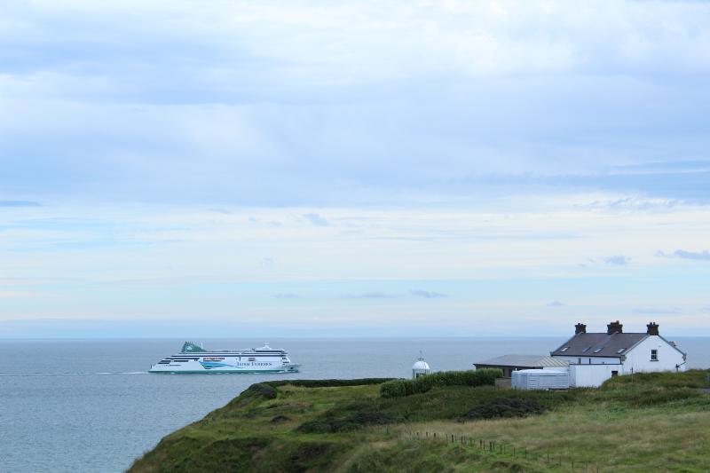 Auf dem Meer fährt eine Fähre auf Irland Sprachreise