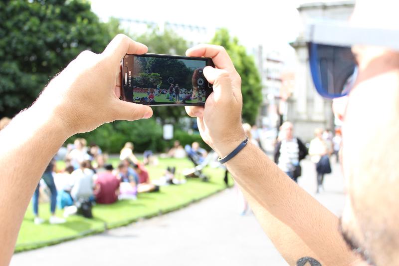 Jemand schießt mit Smartphone ein Foto auf der Sprachreise Dublin